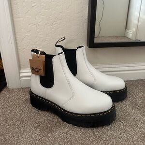 MEN’S WHITE DR. MARTENS 2976 SMOOTH LEATHER PLATFORM CHELSEA BOOTS